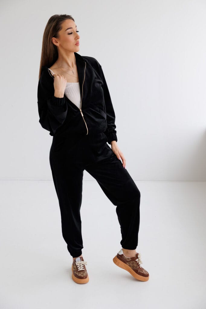 AIINA VELIŪRINIS JUODOS SPALVOS KOSTIUMĖLIS