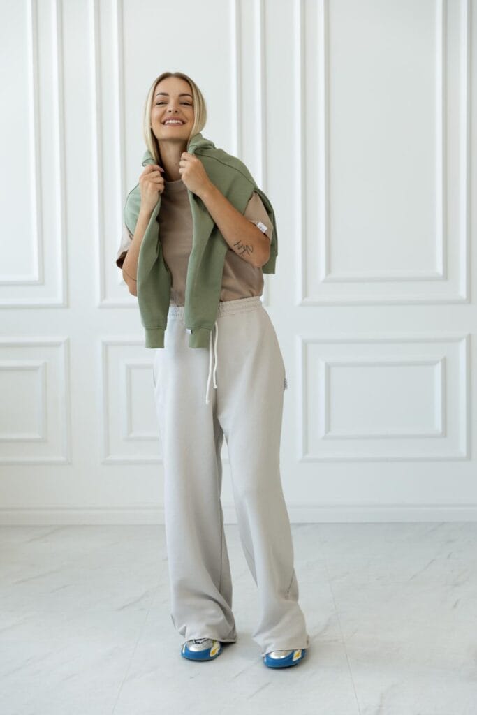 MOTERIŠKAS LAISVALAIKIO KOSTIUMAS AIINA