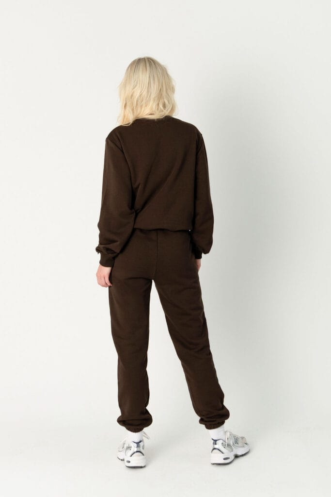 ŠOKOLADO SPALVOS DŽEMPERIS