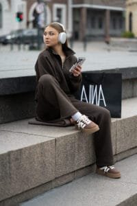 LAISVALAIKIO KELNĖS SU PŪKELIU