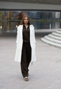 RŪDOS LAISVALAIKIO KELNĖS SU PŪKELIU