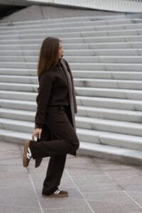 AIINA TIESIOS KELNĖS