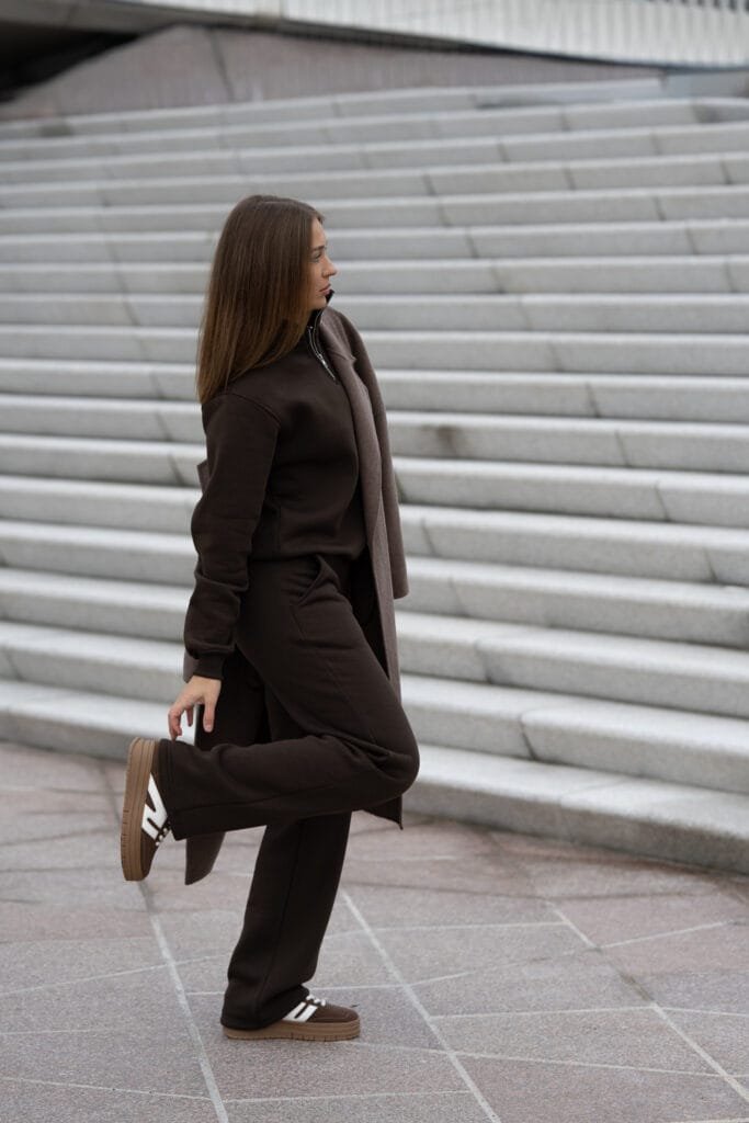 AIINA TIESIOS KELNĖS