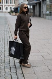 TIESIOS KELNĖS SU RIBOTUVAIS