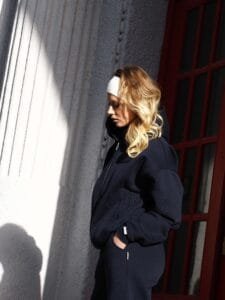 LAISVALAIKIO APRANGA SU PŪKELIU MĖLYNOS SPALVOS