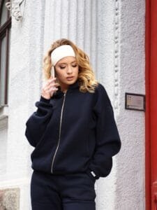 MĖLYNOS SPALVOS AIINA DŽEMPERIS SU UŽTRAUKYUKU