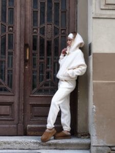 AIINA LAISVALAIKIO APRANGA SU PŪKELIU