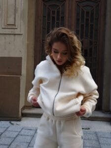 BUTTER DŽEMPERIS SU GAUBTUVU IR PŪKELIU