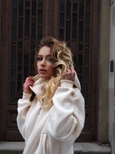 ŠVIESUS LAISVALAIKIO KOSTIUMAS SU UŽTRAUKTUKU AIINA