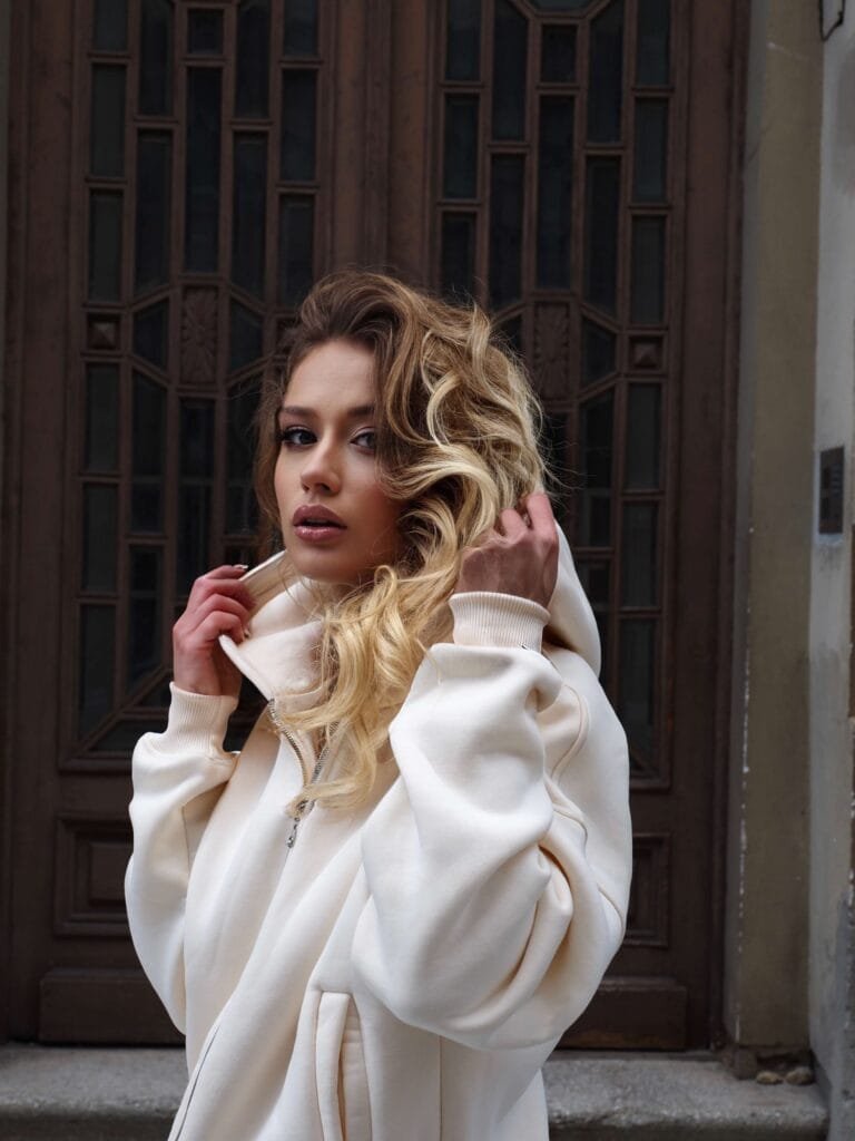 ŠVIESUS LAISVALAIKIO KOSTIUMAS SU UŽTRAUKTUKU AIINA