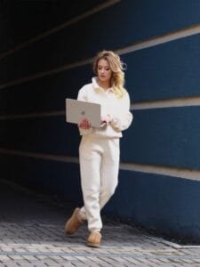 AIINA LAISVALAIKIO KELNĖS SU PŪKELIU