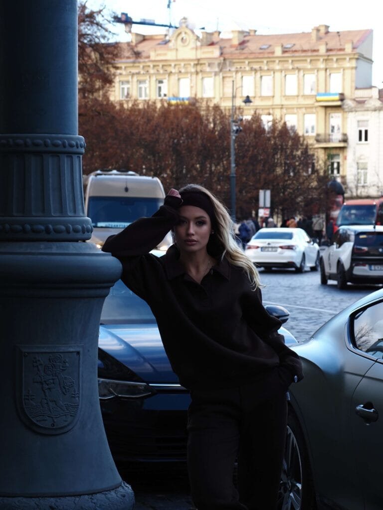 LAISVALAIKIO KOSTIUMĖLIS SU PŪKELIU